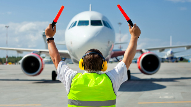 Ilustrasi marshaller atau juru parkir pesawat. Foto: Copyright (c) 2018 JetKat/Shutterstock
