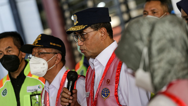 Menteri Perhubungan Budi Karya Sumadi (kanan) memberikan keterangan pers saat kunjungannya di Terminal 2 Domestik Bandara Soekarno Hatta, Tangerang, Banten, Minggu (8/5/2022). Foto: Fauzan/ANTARA FOTO