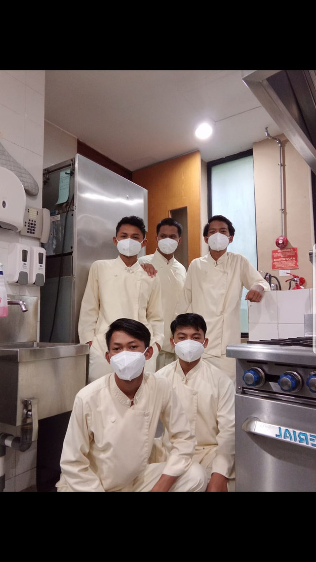 Siswa SMK Muhammadiyah 2 Borobudur berfoto di bagian kitchen Hotel Amanjiwo