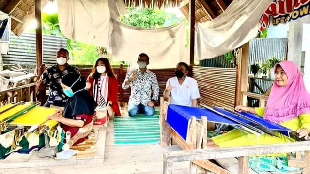Direktur Bukalapak (tengah) saat bertemu pelaku usaha UMKM sarung tenun Donggala. (Foto: Istimewa)