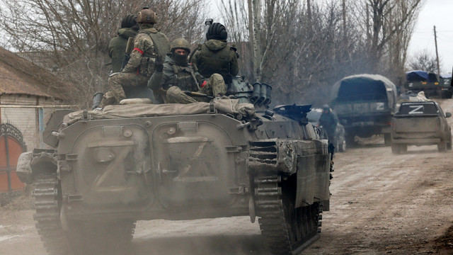 Pasukan pro-Rusia terlihat di atas tank di pemukiman Buhas (Bugas) yang dikuasai separatis, di wilayah Donetsk, Ukraina, Selasa (1/3/2022). Foto: Alexander Ermochenko/REUTERS