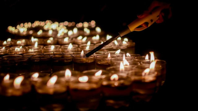 Relawan dari World Wide Fund for Nature (WWF) Indonesia menyalakan lilin saat perayaan Earth Hour di Bandung, Jawa Barat, Sabtu (30/3/2019). Foto: ANTARA FOTO/Raisan Al Farisi