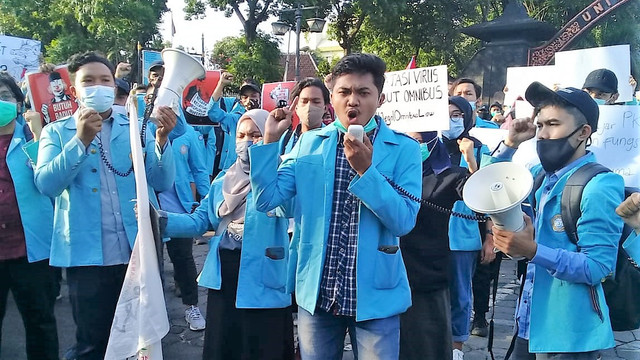 BEM UNS Solo berdemonstrasi di depan kampus mereka, saat menolak pengesahan UU Omnibus Law, Selasa (06/10/2022). FOTO: Fernando Fitusia