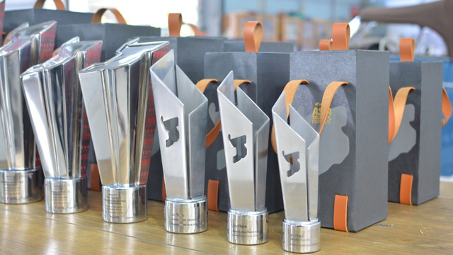 Wujud Piala MotoGP, Moto2, Moto3, dan IATC Seri Mandalika. Foto: Dok. Tuksedo Studio