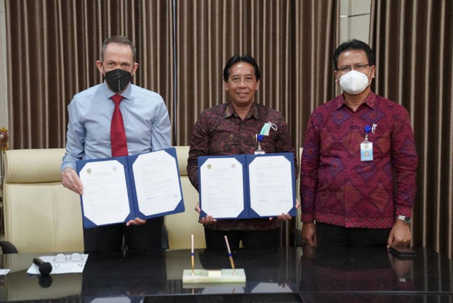 Rektor Universitas Udayana I Nyoman Gde Antara (tengah) bersama perwakilan dari Uppsala University Phillip Endicott (ujung kiri) - IST