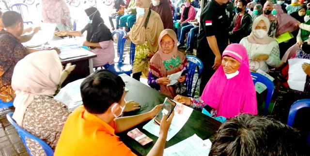 Pencairan BLT minyak goreng di Palembang. Foto: Toriq Abdullah/Urban Id