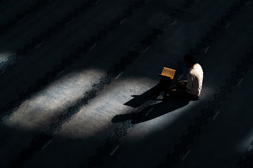 Ilustrasi seseorang membaca sholawat Jibril. Foto: Unsplash