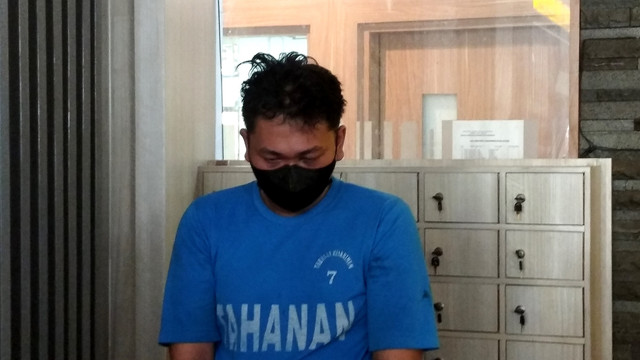 Tampang Donny Christian Eko (31) pembunuh sepasang ibu dan anak, yang mayatnya dibuang di bawah jembatan Tol Semarang-Bawen. Foto: Intan Alliva/kumparan