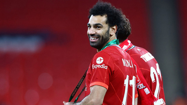 Pemain Liverpool Mohamed Salah berselebrasi setelah memenangkan adu penalti melawan Chelsea di Stadion Wembley, London, Inggris, Minggu (27/2/2022).
Foto: David Klein/REUTERS