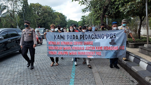 Pedagang Pusat Grosir Solo (PGS) berjalan di Jalan Jenderal Sudirman, Solo menuju Balai Kota Solo, Rabu (09/03/2022). FOTO: Fernando Fitusia