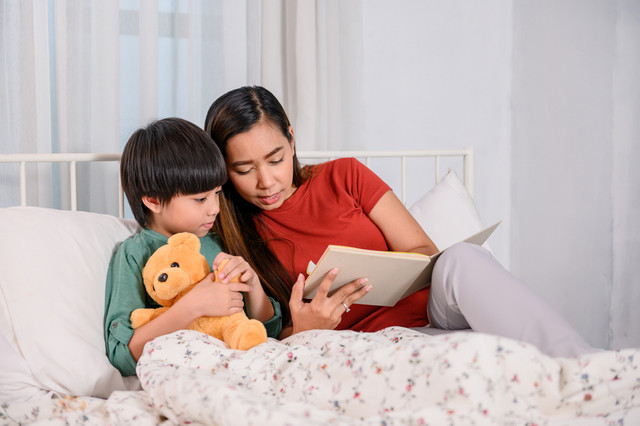 Ilustrasi Membacakan Dongeng Sebelum Tidur. Foto: delcarmat/shutterstock