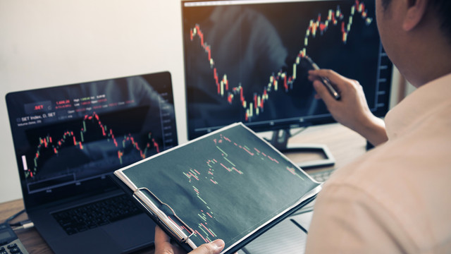 Ilustrasi trading. Foto: wutzkohphoto/Shutterstock