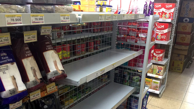 Rak minyak goreng di sejumlah minimarket dan swalayan Pasar Minggu, Jakarta Selatan, kosong, Sabtu (12/3/2022). Foto: Muhammad Darisman/kumparan
