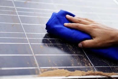 Ilustrasi soiling pada panel surya (Sumber: Shutterstock.com)