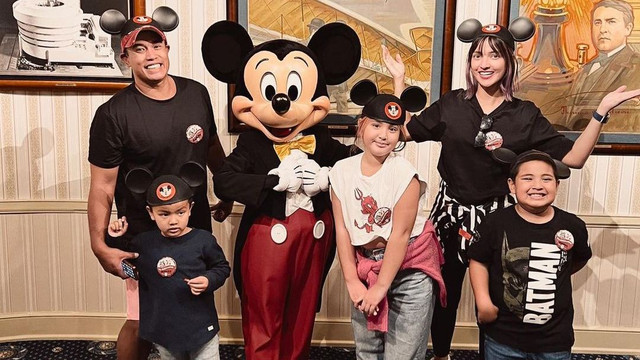 Keluarga Nia Ramadhani dan Ardi Bakrie. Foto: Instagram/@ardibakrie