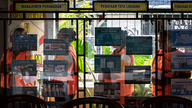 Warga binaan antre untuk mengikuti pemeriksaan Tuberkulosis (TB) di Lembaga Pemasyarakatan Perempuan (LPP) Kelas II-A Semarang, Jawa Tengah, Jumat (25/3/2022). Foto: Aji Styawan/ANTARA FOTO