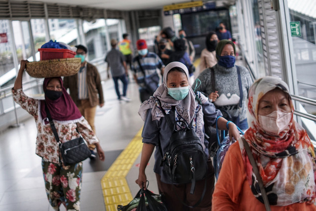 Penumpang KRL memadati Stasiun Tanah Abang, Jakarta Pusat, Rabu (9/3/2022). Foto: Jamal Ramadhan/kumparan