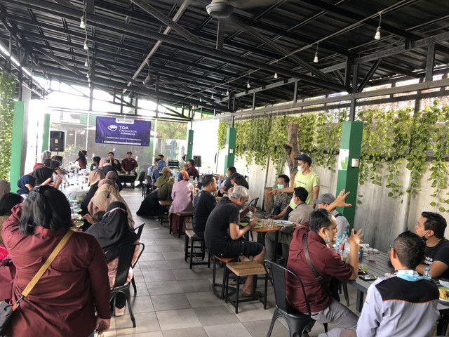 Kegiatan TDA Surabaya cangkruk, di Ijjo Caffe, Surabaya.