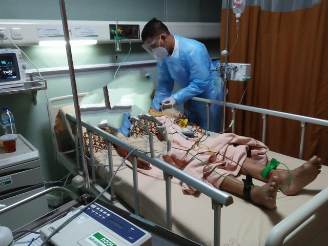 Dosen Spesialis Medikal Bedah "Prima Trisna Aji" ketika melakukan pemeriksaan jantung kepada pasien diruang ICCU Kardiovascular