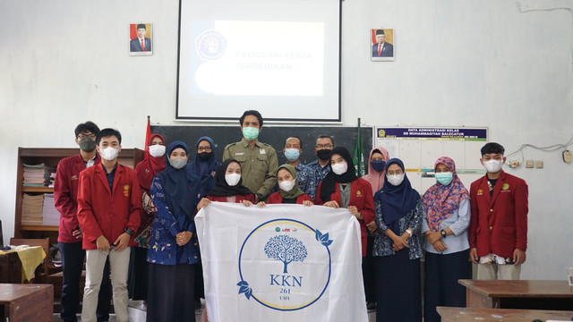 Sesi foto bersama SD Muhammadiyah Balecatur dengan Kelompok KKN 261 UMY saat acara penarikan pada hari Kamis,(24/02) di SD Muhammadiyah Balecatur.