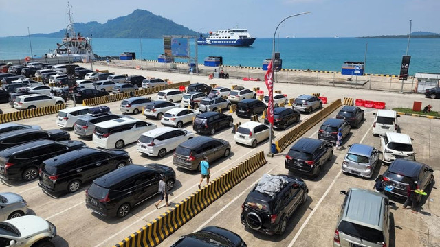 Antrean di dalam Dermaga Bakauheni menunggu kedatangan kapal ferry pada Sabtu (7/5/2022). Foto: Anton William/kumparan
