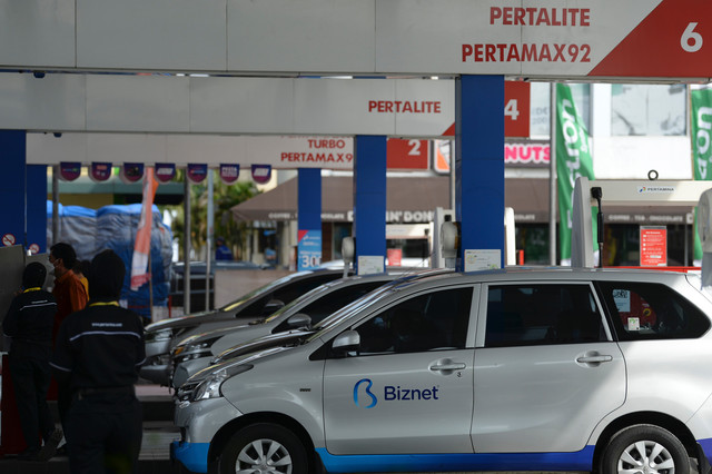 Sejumlah kendaraan mengisi bahan bakar minyak (BBM) di SPBU Pertamina di rest area kilometer 57 Jalan Tol Jakarta-Cikampek, Jawa Barat, Selasa (26/4/2022). Foto: M Risyal Hidayat/ANTARA FOTO