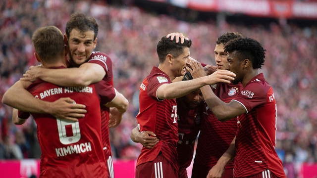 Pemain Bayern Munich Robert Lewandowski merayakan mencetak gol kedua mereka dengan Kingsley Coman dan rekan satu timnya pada pertandingan Bundesliga antara Bayern Munich melawan Borussia Dortmund di Allianz Arena, Munich, Jerman - 23 April 2022. Foto: REUTERS/Andreas Gebert