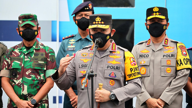 Kapolri Jenderal Listyo Sigit Prabowo didampingi Kapolda Jawa Timur Irjen Pol Nico Afinta (kanan), Panglima Komando Armada II Laksamana Muda TNI Iwan Isnurwanto (kedua kiri) saat kunjungan kerja di Pelabuhan Tanjung Perak, Surabaya, Kamis (28/4). Foto: Didik Suhartono/ANTARA FOTO