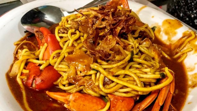 Mie Aceh pakai kepiting. Foto: Suparta/acehkini 