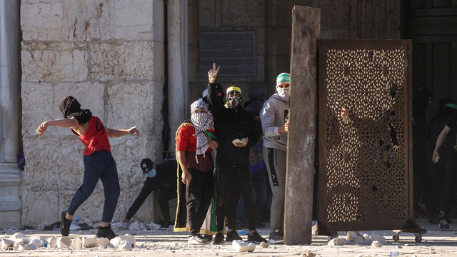 Bentrokan di kawasan Masjid Al-Aqsa di Yerusalem. Foto: Ammar Awad/REUTERS