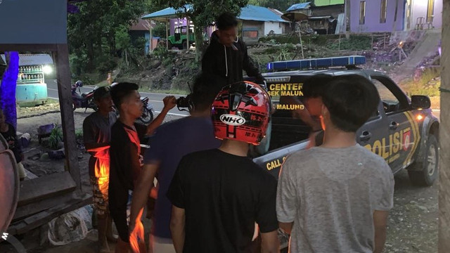 Dua motor Yamaha Vixion adu banteng di Jalan Trans Sulawesi, Kabupaten Majene, Sulawesi Barat. Foto: Dok. Istimewa