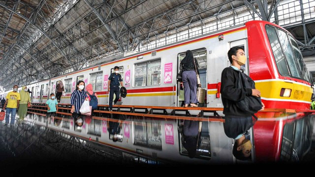 Penumpang KRL Commuter line turun dari kereta saat tiba di peron Stasiun Tanjung Priok, Jakarta, Senin (14/3/2022). Foto: M Risyal Hidayat/ANTARA FOTO