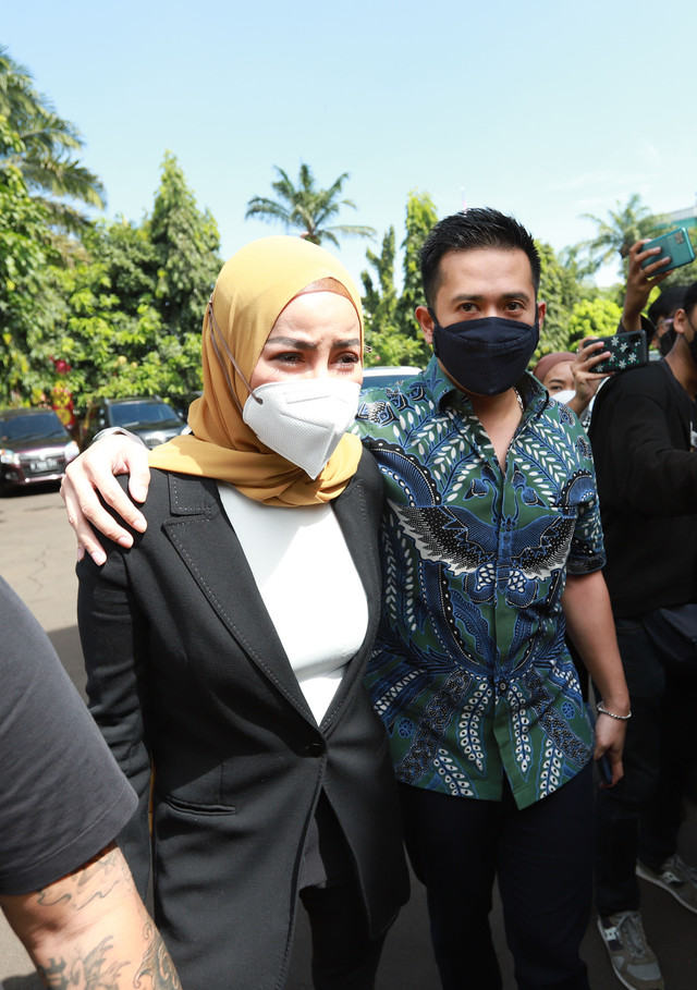 Pasangan artis Olla Ramlan dan suaminya Aufar Hutapea saat menjalani sidang perdana perceraian di Pengadilan Negeri Jakarta Selatan, Senin, (4/4/2022). Foto: Ronny/kumparan