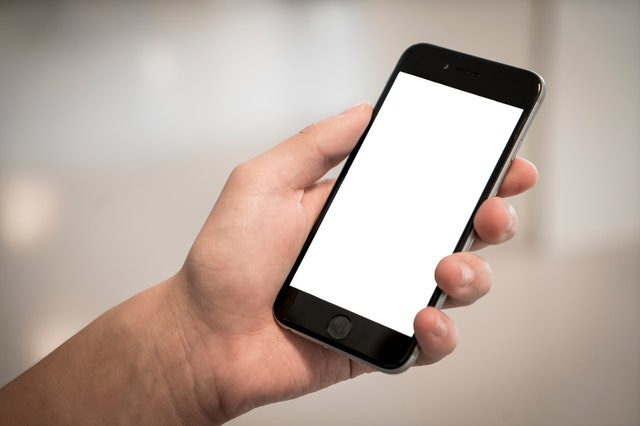 Ilustrasi pengguna smartphone. Foto: Terje Sollie/Pexels