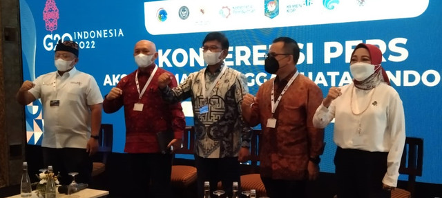 Menteri Komunikasi dan Informatika (Kominfo) Johnny G. Plate (tengah) saat berada di Nusa Dua, Bali - IST