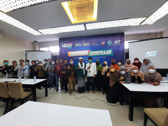 Foto Bersama dengan seluruh donatur