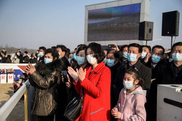 Sejumlah penonton menghadiri Pertandingan Horse Riding Games 2022 di Klub Berkuda Mirim di Pyongyang, Korea Utara pada Selasa (8/3/2022).
 Foto: Kim Won Jin/AFP