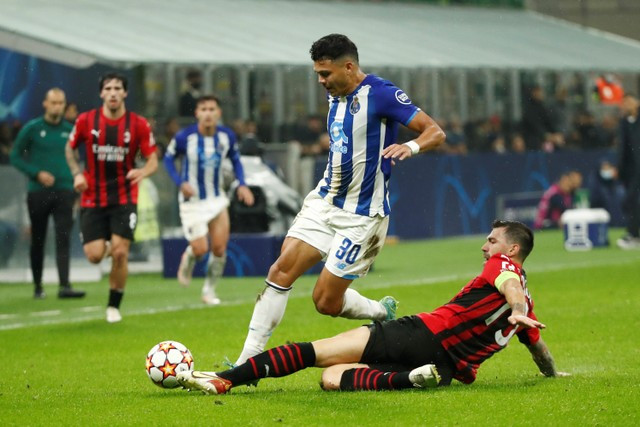 Pemain AC Milan Theo Hernandez berebut bola dengan pemain FC Porto Evanilson pada pertandingan Grup B Liga Champions di San Siro, Milan, Italia. Foto: Alessandro Garofalo/REUTERS