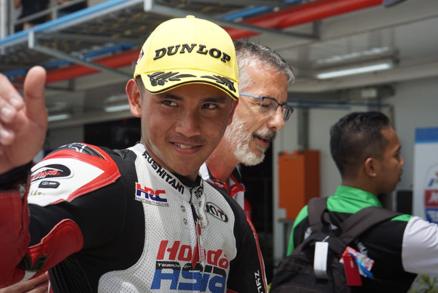 Mario Aji (kiri) usai memastikan akan start dari urutan 3 pada Moto3 Mandalika 2022. Ia memastikannya di sesi kualifikasi pada Sabtu (19/3). Foto: Jodi Hermawan/kumparan
