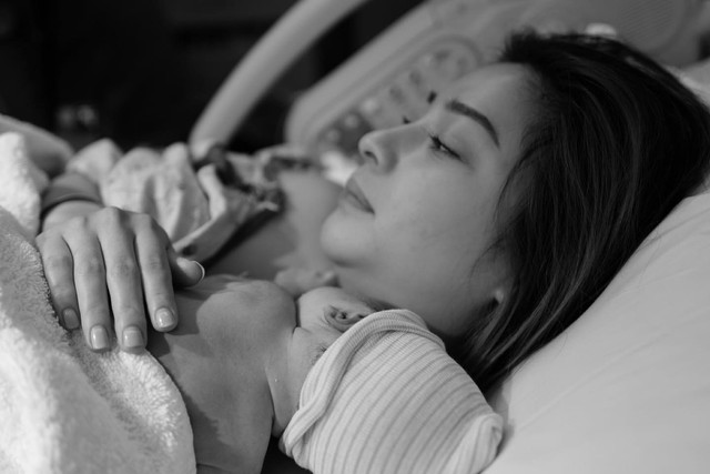 Nikita Willy bersama anak pertamanya. Foto: Instagram/@nikitawillyofficial94