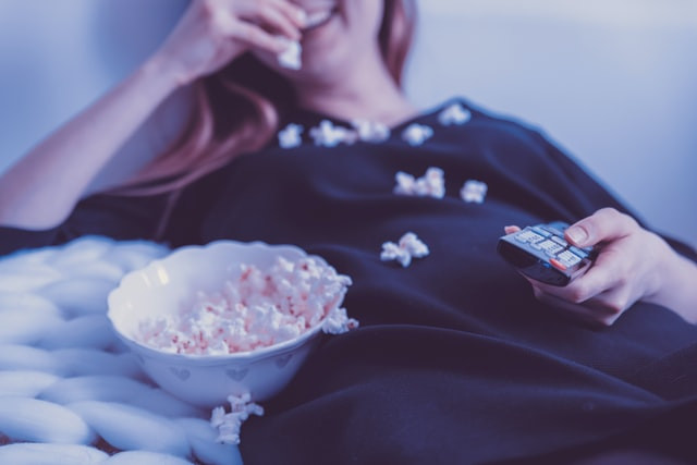Ilustrasi menonton TV. Foto: JESHOOTS.COM/Unsplash