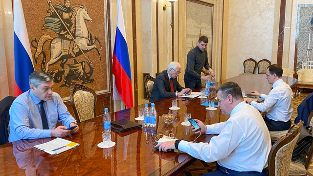 Delegasi Rusia menunggu pihak Ukraina jelang pertemuan di Belarusia. Foto: Ivan Belopushkin/TAS via Reuters