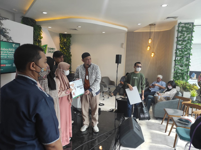 Dompet Dhuafa bersama Ustaz Erick Yusuf dan Dwiki Dharmawan menggulirkan beasiswa yatim. (Rabu, 6/4). Dok Dompet Dhuafa