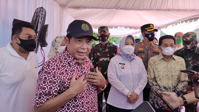 Pengusaha Nasional H Abdul Rasyid memberikan keterangan kepada awak media usai acara penyaluran zakat beras sebanyak 500 ton yang didistribusikan ke 14 kabupaten dan kota se-Kalteng. Foto: Lukman Hakim/InfoPBUN