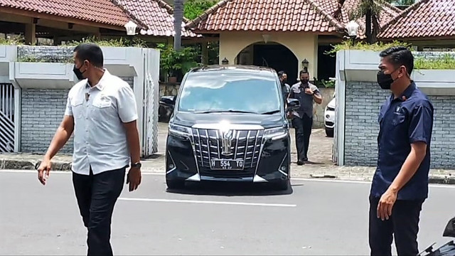 Mobil yang ditumpangi Presiden Jokowi meninggalkan rumah pamannya, Miyono, di Solo, Sabtu (26/02/2022). FOTO: Tara Wahyu