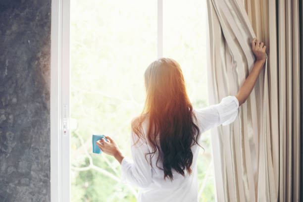 kata mutiara kehilangan orang tersayang. sumber foto : unsplash/wanita asia minum kopi