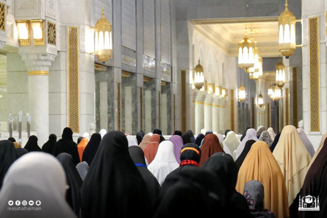 Jemaah wanita di Masjidil Haram (30/4/2022). Foto: gph.gov.sa