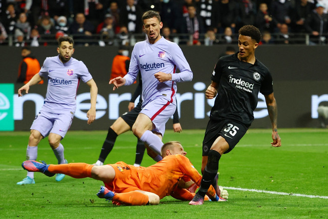 Pemain Eintracht Frankfurt Tuta mencetak gol pertama mereka yang kemudian dianulir setelah tinjauan VAR saat hadapi Barcelona di Deutsche Bank Park, Frankfurt, Jerman, Kamis (7/4/2022). Foto: Kai Pfaffenbach/REUTERS