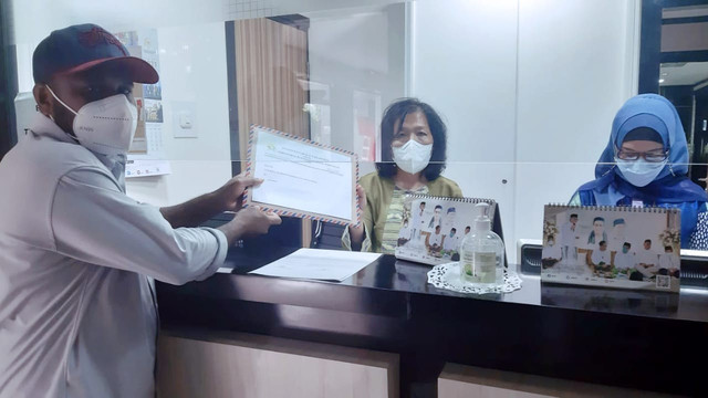 James Aisoki Sekretaris Koalisi Masyarakat Adat Papua Barat Peduli Partai PDIP saat menyerahkan laporan pengaduan kepada Mahkamah Kehormatan DPR RI di Gedung DPR Senayan, Selasa (19/4/2022)