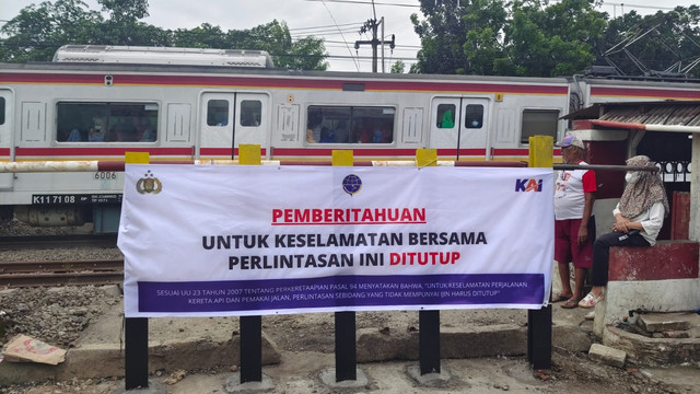 Perlintasan sebidang Rawa Geni Citayam yang kini ditutup usai insiden KRL vs Mobil pada Kamis (21/4/2022). Foto: Dicky Agung/STR/kumparan